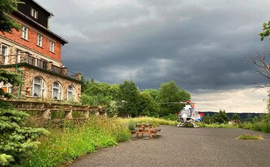 Policejní hlídku na čtyřkolce ve Starých Hamrech trefil blesk Policejní hlídku na čtyřkolce ve Starých Hamrech trefil blesk