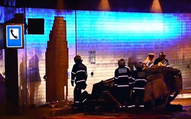 Policejní vůz po nehodě v tunelu Blanka skončil na střeše a začal hořet. Tři policisté jsou zranění Policejní vůz po nehodě v tunelu Blanka skončil na střeše a začal hořet. Tři policisté jsou zranění