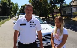 Polícia kontroverznú kampaň s trhaním slúchadiel vymýšľala 20 minút. Odborník tvrdí, že mala črty hoaxu