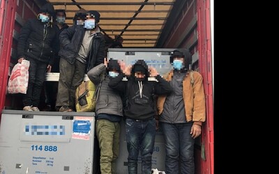 Polícia našla v kamióne v Nových Zámkoch desať utečencov. Boli medzi nimi aj dve deti, ktoré poslali do detského domova