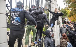 Polícia obvinila Martina z Popradu a Pavla z Česka z útoku na policajtov počas sobotnajšieho protestu. Hrozí im až 25 rokov