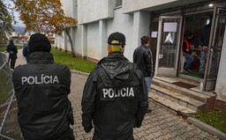 Polícia rieši 24 ľudí, ktorí sa po pozitívnom výsledku šli dať otestovať znova. Sú podozriví z trestného činu