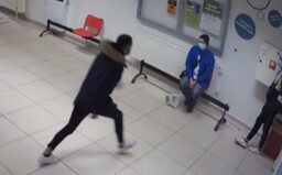Policie vypátrala mladíka, který zkopal 49letého muže za to, že ho upozornil na roušku