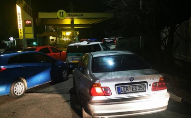 Polícia zadržala v Nových Zámkoch štyroch Sýrčanov, prevážali nelegálnych migrantov Polícia zadržala v Nových Zámkoch štyroch Sýrčanov, prevážali nelegálnych migrantov
