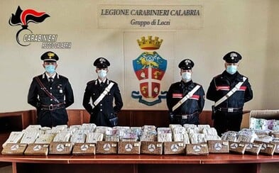 Policie zabavila 17 kilo kokainu a 5 milionů eur v hotovosti po obyčejné silniční kontrole. Peníze zřejmě patří mafii Policie zabavila 17 kilo kokainu a 5 milionů eur v hotovosti po obyčejné silniční kontrole. Peníze zřejmě patří mafii
