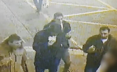 Polícia zverejnila video s tvárami cudzincov, ktorí by mohli pomôcť objasniť usmrtenie 22-ročného muža v Bratislave Polícia zverejnila video s tvárami cudzincov, ktorí by mohli pomôcť objasniť usmrtenie 22-ročného muža v Bratislave