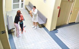 Policie obvinila nemocnici a 3 zdravotníky kvůli chlapci, který po operaci mandlí krvácel a upadl do kómatu