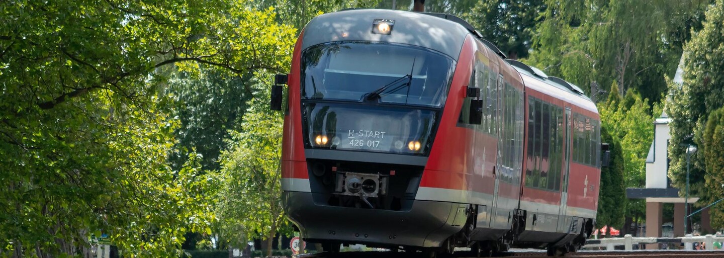 Policie pátrá po pachateli, který ve Volarech střílel na vlak a způsobil škodu za 100 tisíc