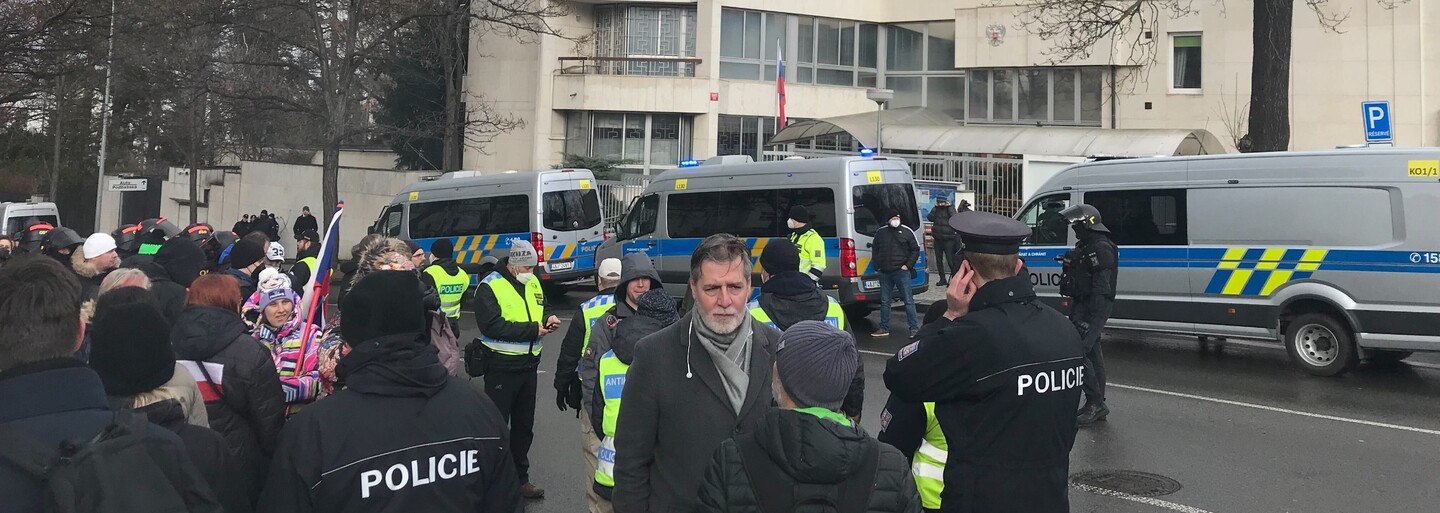 Policie před ruskou ambasádou v Praze zadržela dvě osoby. Podezírá je z popírání a schvalování genocidy