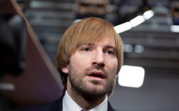 Policie provedla razii na ministerstvu zdravotnictví kvůli nákupům ochranných pomůcek