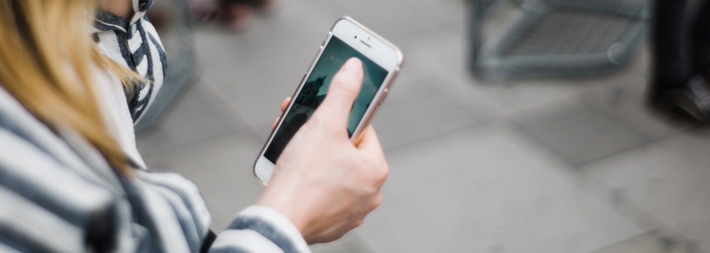 Policie řeší falešné SMS o mobilizaci, odesílatel se vydává za generála Pavla. Kam se obrátit, pokud ti zpráva přišla?