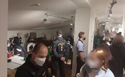 Policie rozehnala ilegální party v Praze. Na večírku v bytě se bavilo 56 lidí