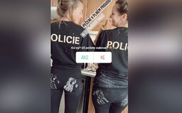 Policie sdílela fotku kolegyň s moučnými otisky rukou na pozadí. „Je to příjemný vánoční žertík,“ tvrdí, sexismus odmítá