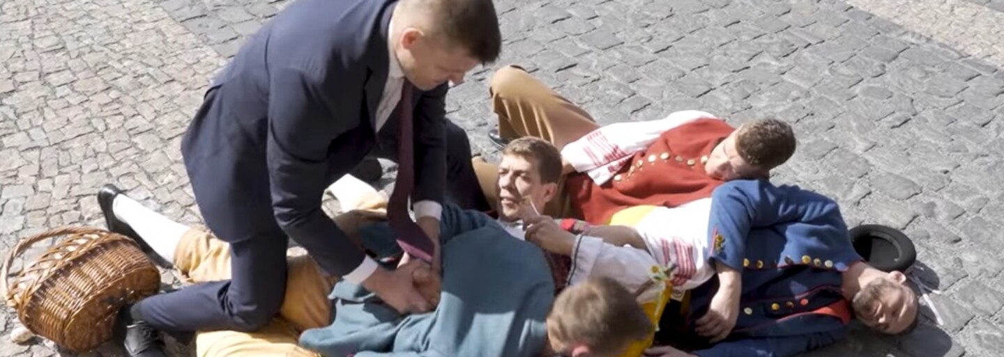 Policie sdílela velikonoční video, kde ochranka „omylem“ zbila koledníky. Po pár hodinách jej smazala