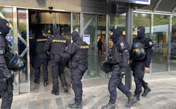 Policie u demonstrantů v Praze našla boxery, pyrotechniku i střelnou zbraň