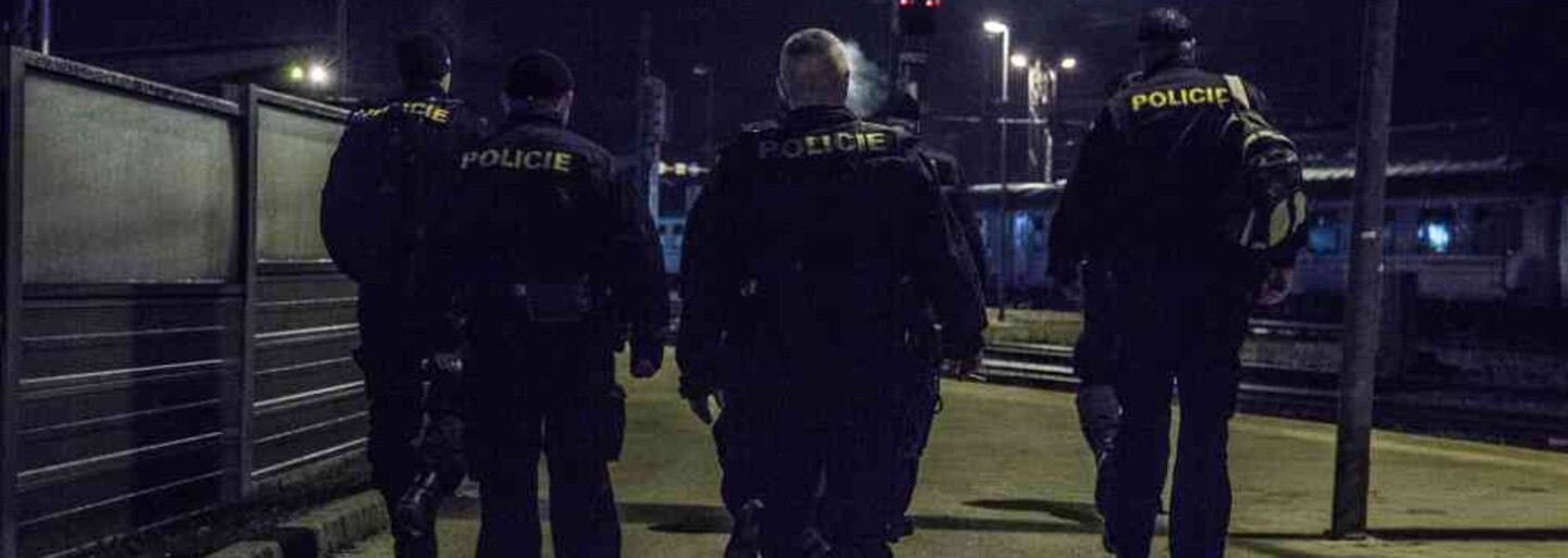 Policie v otevřeném baru v Českých Budějovicích našla 30 hostů. Vzduchem létaly židle i nadávky