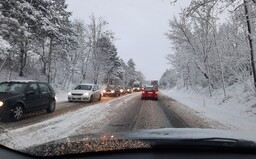 Policie varuje před sněhem, který komplikuje dopravu. „Pokud nemusíte, nevyjíždějte,“ radí
