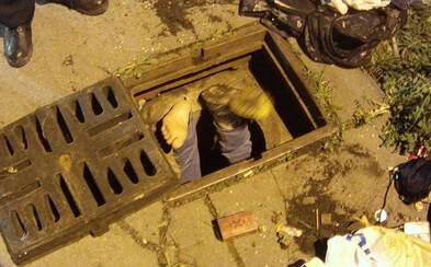 Policie z Teplic zachraňovala muže, kterému z kanálu čouhala jen chodidla. Vlezl tam pro zlatý řetízek, který však byl jen výplodem halucinací Policie z Teplic zachraňovala muže, kterému z kanálu čouhala jen chodidla. Vlezl tam pro zlatý řetízek, který však byl jen výplodem halucinací