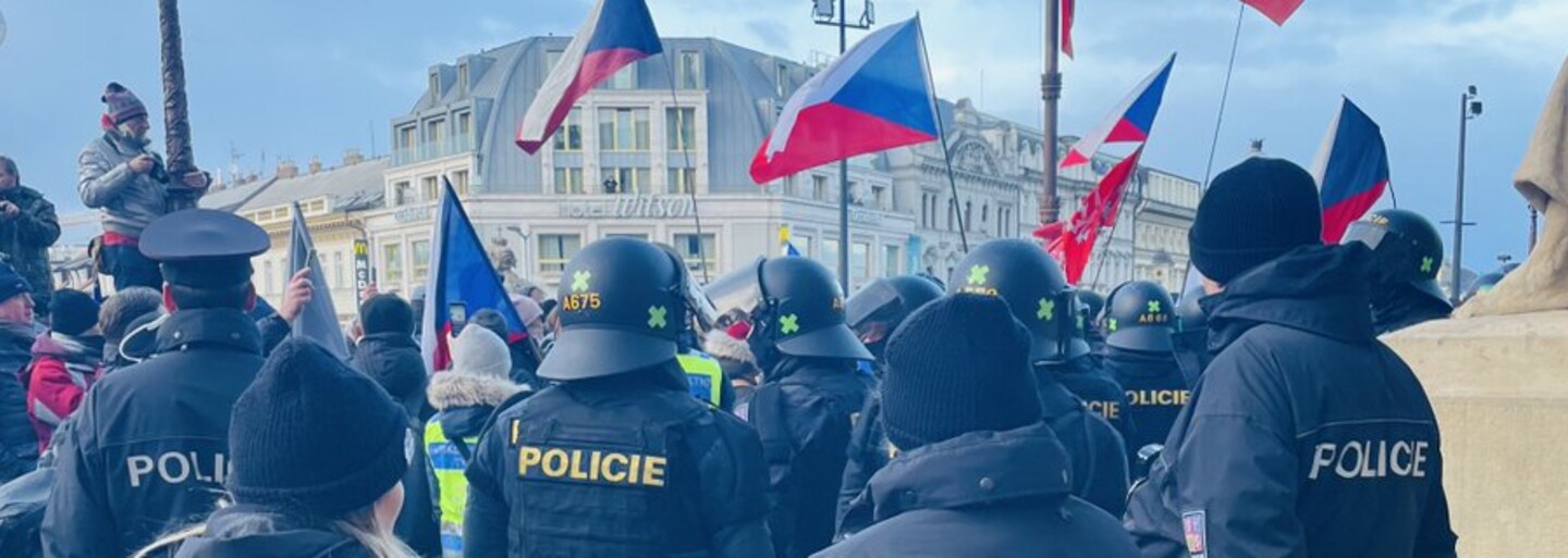 Policie zadržela 18 lidí na demonstraci v Praze. Pokusili se vniknout do Národního muzea
