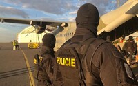 Policie zadržela tři převaděče, jsou podezřelí z napomáhání k nelegálnímu překročení hranic 74 lidem