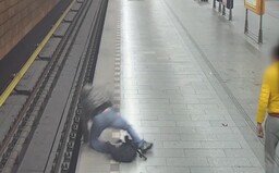 Policii se přihlásil cizinec, který strčil muže pod přijíždějící pražské metro