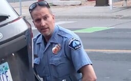 Policajta, ktorý kľačal na krku Georga Floyda, obvinili z vraždy tretieho stupňa a zo zabitia. Hrozí mu 25 rokov vo väzení