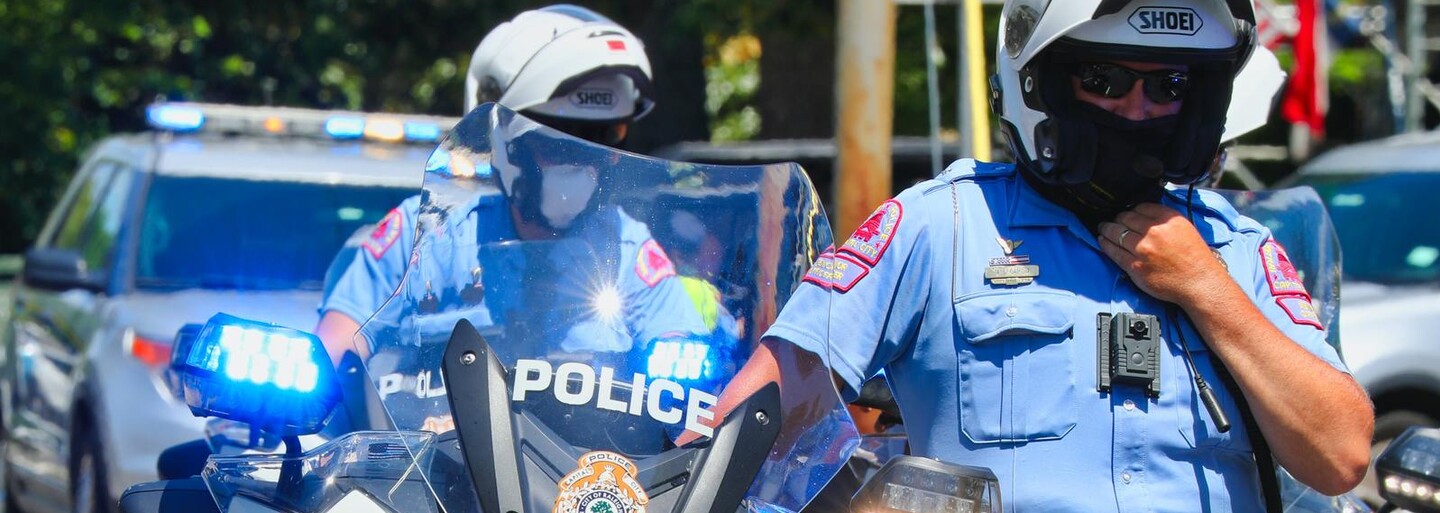 Policisté, kteří v USA shodili 75letého protestujícího na chodník, jednali podle předpisů