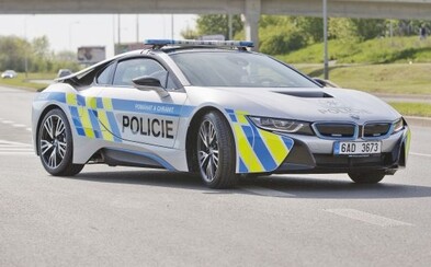 Policisté měli s novým supersportem opět potíže. Při cestě do Brna je údajně zdržela technická závada Policisté měli s novým supersportem opět potíže. Při cestě do Brna je údajně zdržela technická závada