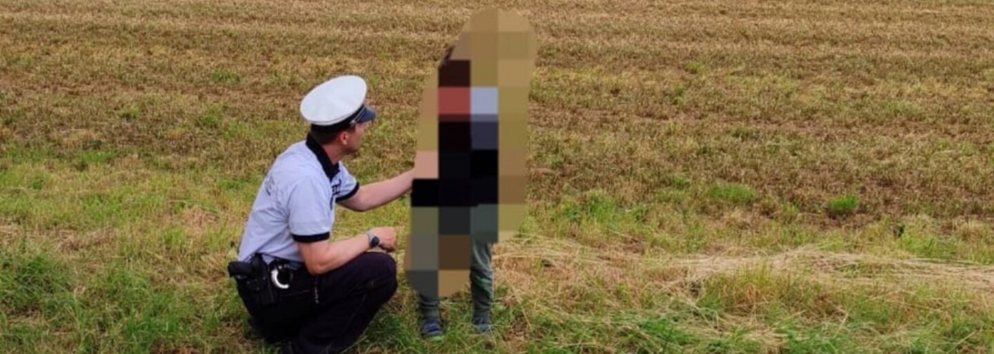 Policisté našli na poli malého chlapce. Bylo mu smutno, tak ze školky odešel domů