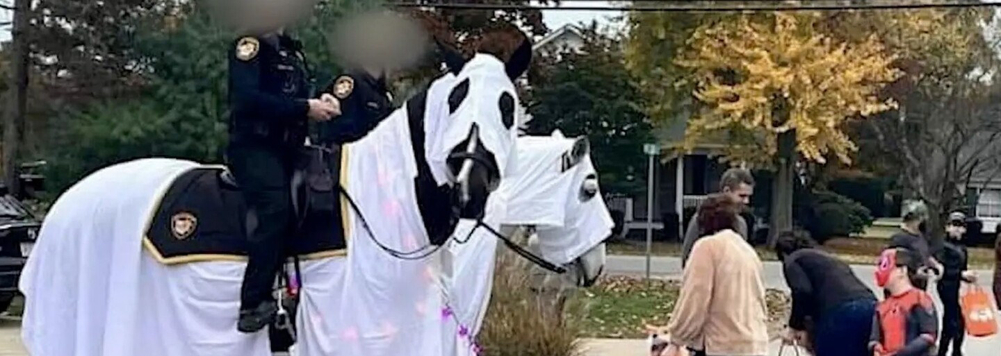 Policisté v Ohiu oblékli koně jako členy Ku-klux-klanu. „Měli to být duchové,“ hájí je šerif