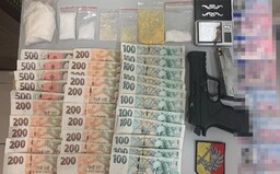Policisté zadrželi v Praze dealera. Jel pod vlivem bez řidičáku, měl u sebe 70 gramů pervitinu a falešné doklady