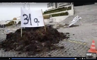 Poľnohospodári vysypali pred miesto Dankovho 30-metrového stožiaru viac ako 30 kubíkov maštaľného hnoja Poľnohospodári vysypali pred miesto Dankovho 30-metrového stožiaru viac ako 30 kubíkov maštaľného hnoja