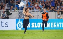Polonahá fanúšička, ktorá v zápase Slovana vbehla na ihrisko: Musím zaplatiť 800 €, ale neľutujem to (Rozhovor)