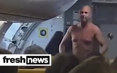 Polonahého Slováka v lietadle musela zobrať polícia. Opitý obťažoval letušky 