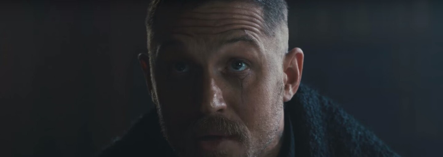 Polonahý Tom Hardy a Ridley Scott budujú vlastné impérium v dramatickom seriáli Taboo