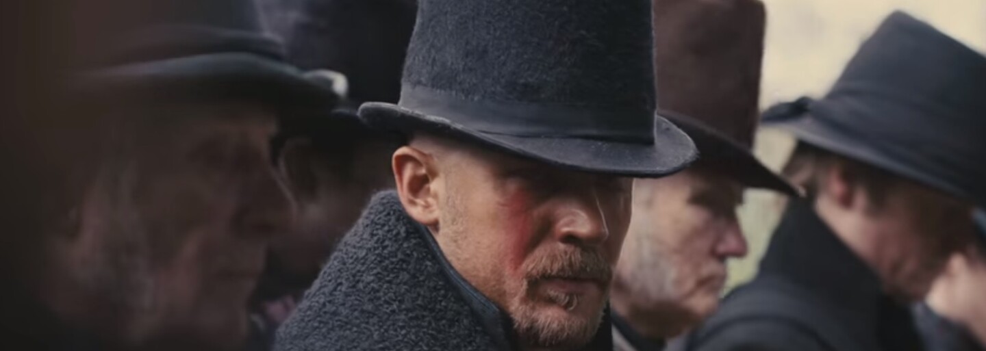 Polonahý Tom Hardy nás ohromí v seriálu Taboo, na němž pracoval i Ridley Scott
