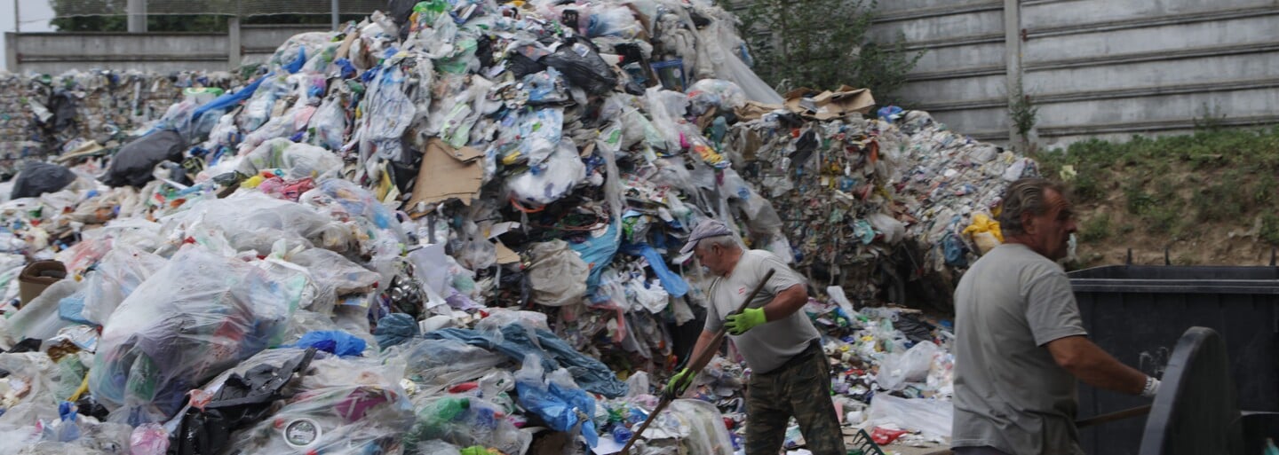 Polovica žltého kontajneru nie je plast, Slovákom triedenie nejde. Navštívili sme skládku, kde leží 600 000 ton odpadu