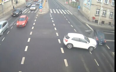 Poľskej žene zachránila život pred rútiacim sa autom pouličná lampa. Ustála aj rýchlosť vozidla a nenechala ho vraziť do budovy Poľskej žene zachránila život pred rútiacim sa autom pouličná lampa. Ustála aj rýchlosť vozidla a nenechala ho vraziť do budovy