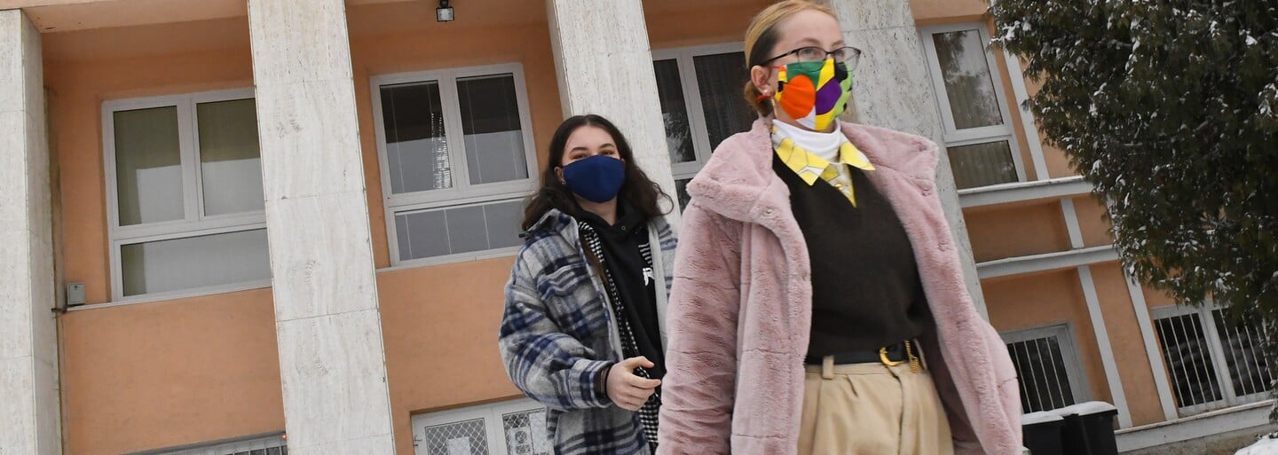 Polsko nezakázalo školačkám krátké sukně, aby nedráždily spolužáky a učitele. Pravda je složitější