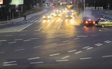 Poľský cyklista len o sekundu unikol smrti, keď do križovatky vletel na červenú bezohľadný vodič Poľský cyklista len o sekundu unikol smrti, keď do križovatky vletel na červenú bezohľadný vodič