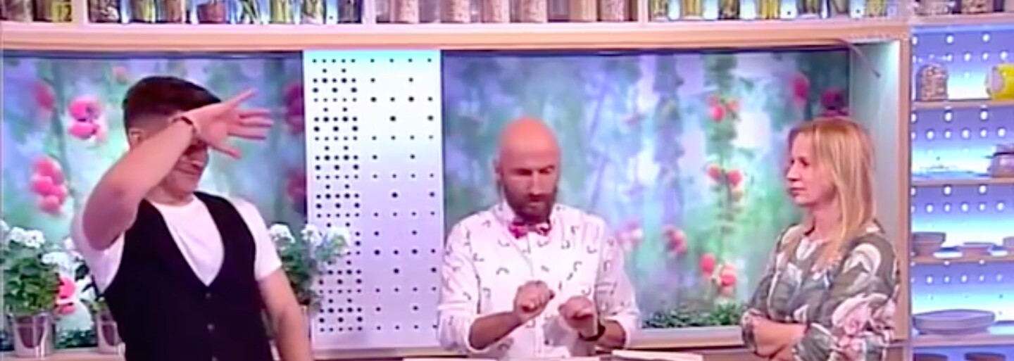 Poľský iluzionista a kúzelník ukázal, ako sa to robiť nemá. Moderátorke vrazil počas svojho triku klinec do ruky