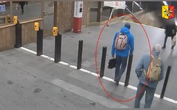 Pomoz dopadnout homofobního útočníka z metra, policie zveřejnila záběry z kamer