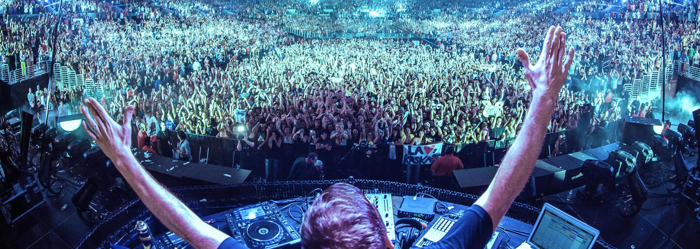 Popol verného fanúšika vystrelil DJ Tiesto na koncerte z kanóna na konfety. Chcel, aby zažil euforickú masu 70-tisíc ľudí