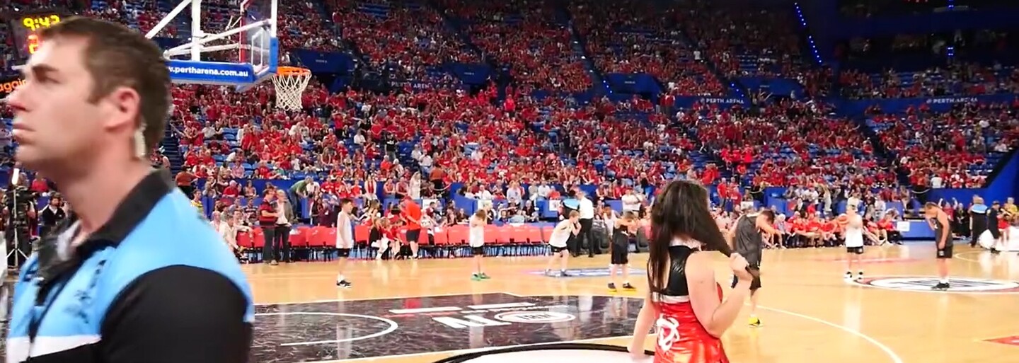 Populární výzva dostala novou úroveň díky půvabným modelkám či plnému stadionu v Austrálii