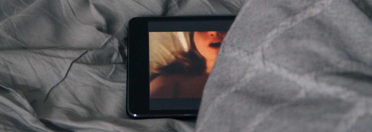 Porno s incestom patrí medzi najpopulárnejšie na svete. Čo to vypovedá o ľuďoch, ktorí pozerajú „stepmom“ videá?