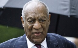 Porota rozhodla, že Bill Cosby sexuálně napadl nezletilou. Oběti musí vyplatit odškodné 500 000 dolarů
