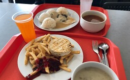 Porovnali sme Venzu a Eat&Meet. Kde majú najodpornejší langoš na svete a kde najlepší koláč na Mlynoch, ktorý musíš vyskúšať?