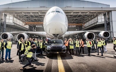 Porsche Cayenne se zapsalo do Guinnessovy knihy. 42 metrů táhlo 285tunový Airbus A380 Porsche Cayenne se zapsalo do Guinnessovy knihy. 42 metrů táhlo 285tunový Airbus A380