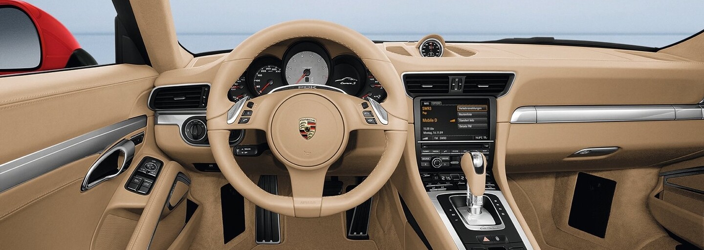 Porsche rieši kuriózny problém. Svojim zákazníkom musí značka preplatiť slnečné okuliare