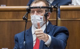 Poslanci s koronavírusom môžu ísť do parlamentu. Hlavný hygienik upravil vyhlášku, aby pomohol vláde predĺžiť núdzový stav